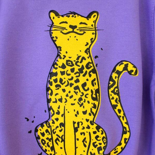 leo-leopard-lila-sweatshirt-little-ruby Lila Sweatshirt mit Leopard-Print Nahaufnahme von little Ruby
