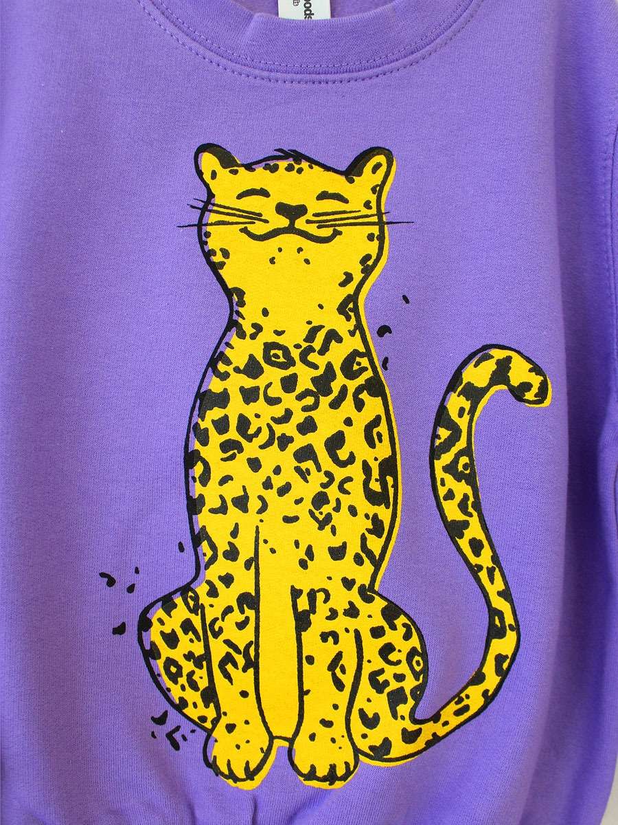 leo-leopard-lila-sweatshirt-little-ruby Lila Sweatshirt mit Leopard-Print Nahaufnahme von little Ruby