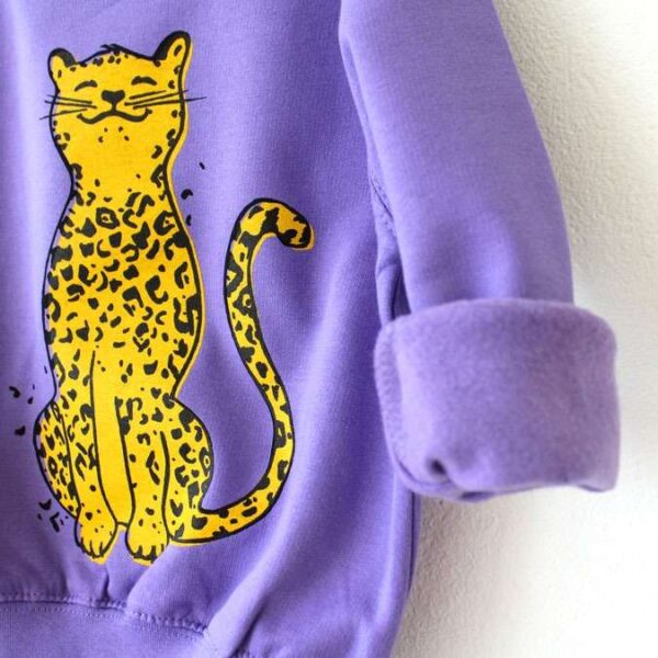 leo-leopard-lila-sweatshirt-03-little-ruby Lila Sweatshirt mit Leopard-Print - Ärmelansicht- von little Ruby