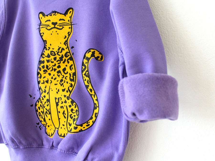 Lila Sweatshirt mit Leopard-Print - Ärmelansicht- von little Ruby