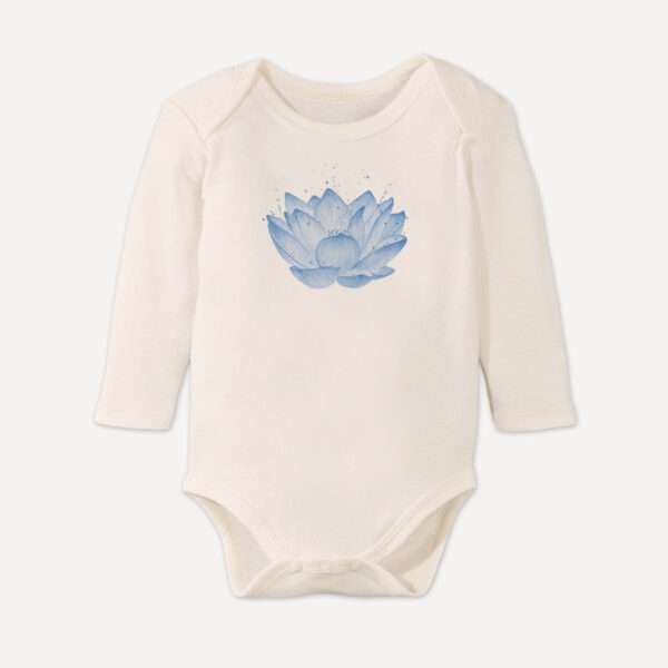 Lotus-Body-lb01-littleruby Baby-Body aus Bio-Baumwolle mit blauen Lotus Lotusbluete Motiv perfektes Geschenk zur Geburt von little Ruby Berlin