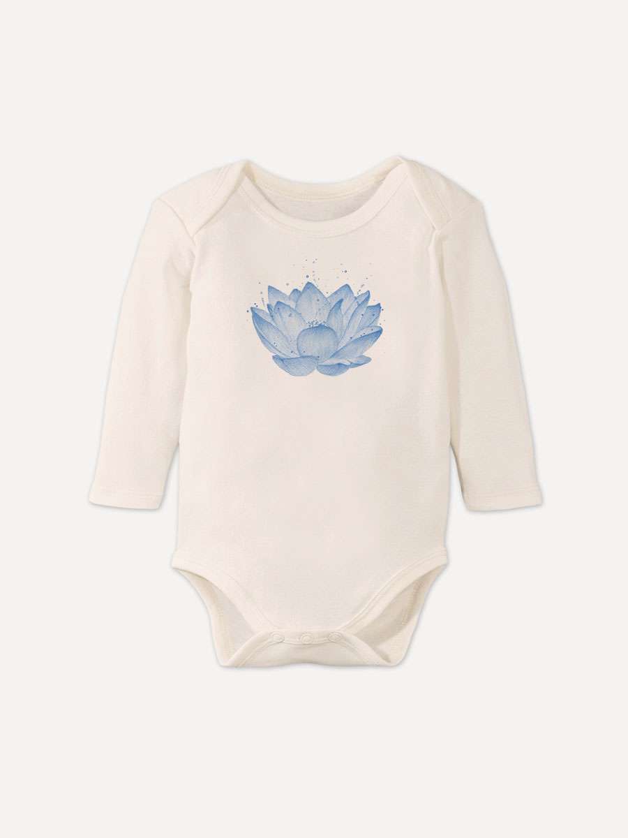 Lotus-Body-lb01-littleruby Baby-Body aus Bio-Baumwolle mit blauen Lotus Lotusbluete Motiv perfektes Geschenk zur Geburt von little Ruby Berlin