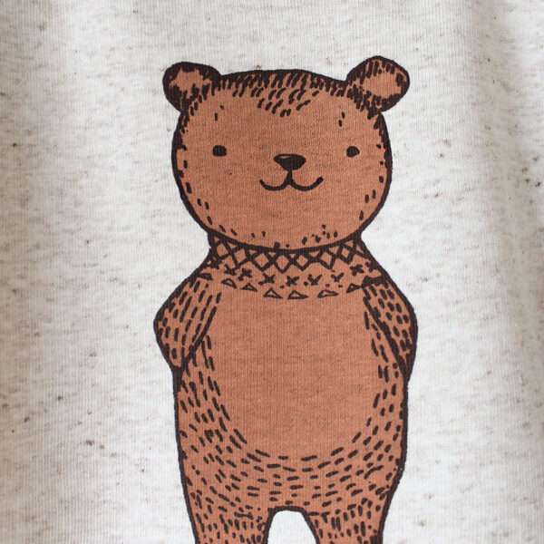 Nahaufnahme Bio-Baby-Pullover mit Bär Motiv von little-Ruby-Berlin