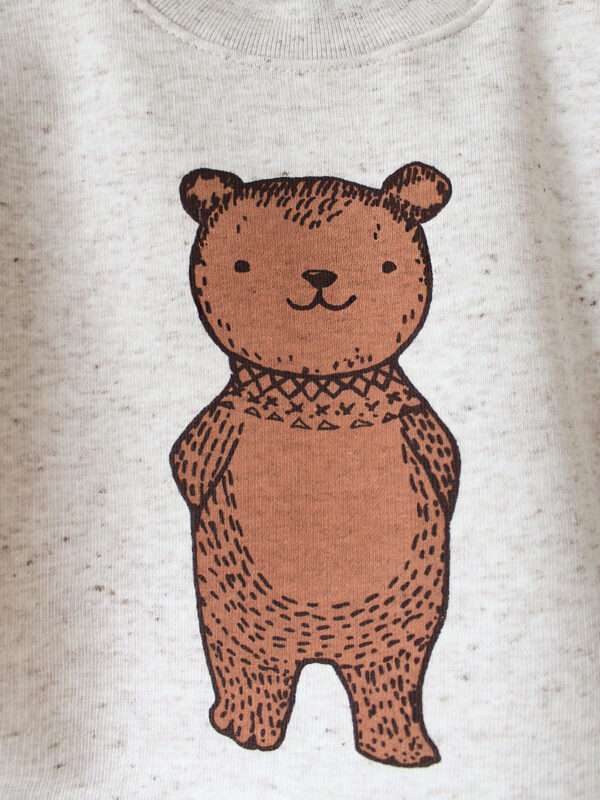 Nahaufnahme Bio-Baby-Pullover mit Bär Motiv von little-Ruby-Berlin