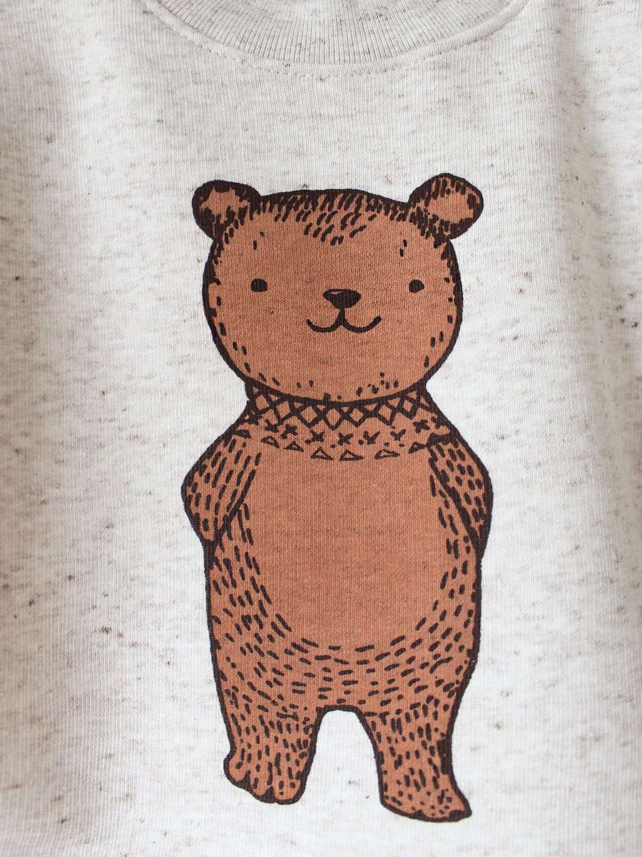 Nahaufnahme Bio-Baby-Pullover mit Bär Motiv von little-Ruby-Berlin