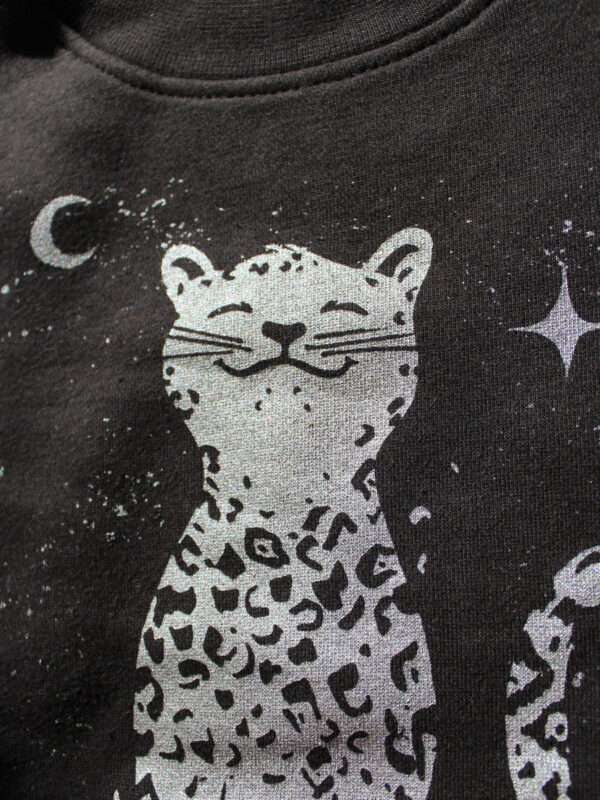 Nahaufnahme schwarzer Konter Pullover mit silber Leopard Motiv von little Ruby Berlin