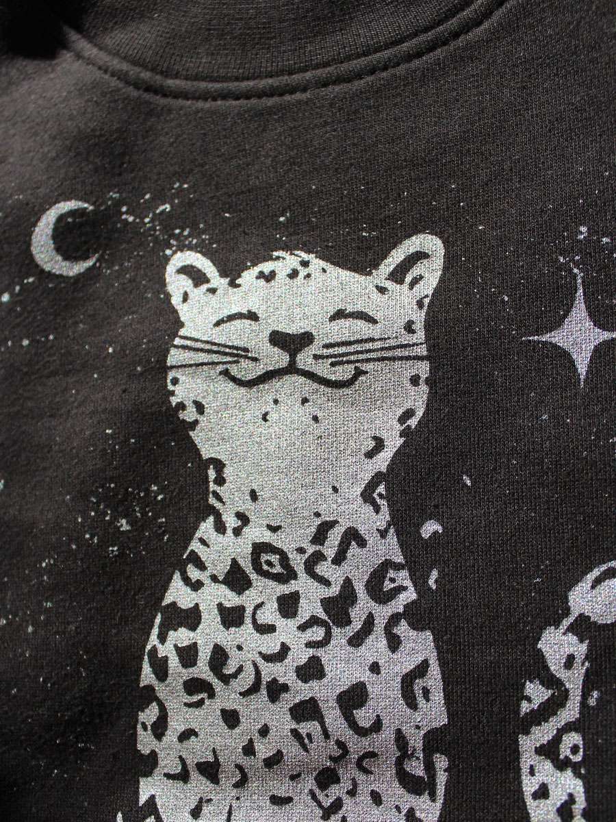 leopard-kinder-sweatshirt-silber-02-little-ruby Nahaufnahme schwarzer Konter Pullover mit silber Leopard Motiv von little Ruby Berlin