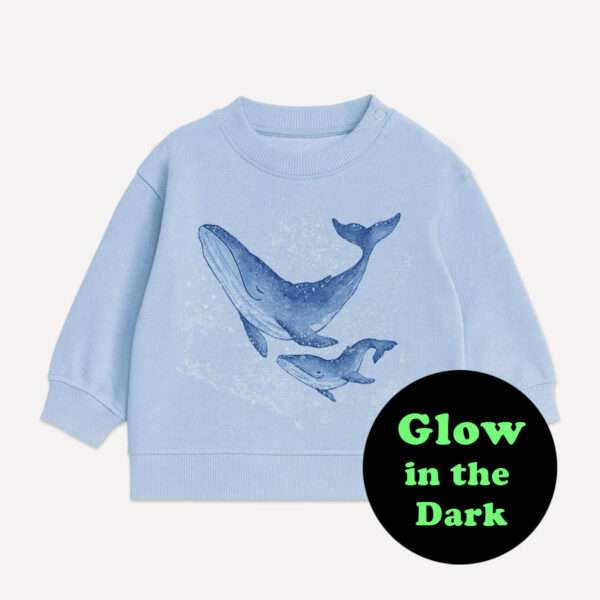 Hellblauer Kinder-Sweatshirt Pullover mit leuchtendem Buckelwal-Motiv von little Ruby Berlin