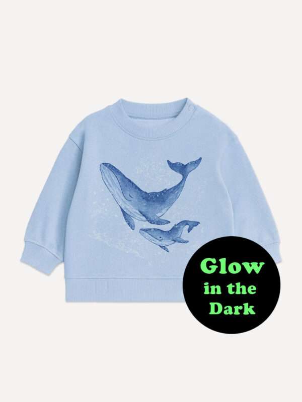 Hellblauer Kinder-Sweatshirt Pullover mit leuchtendem Buckelwal-Motiv von little Ruby Berlin