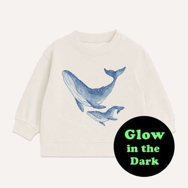 Naturfarbener Baby Pullover aus ungebleichtem French Terry mit leuchtendem Buckelwal Motiv von little Ruby Berlin